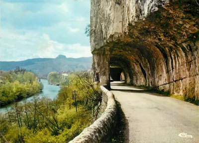 Desfilade de Ruoms — A Ardèche e no fundo, o rochedo de Sampzon — Impressor Combier