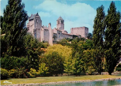 Castelos e igreja de São Pedro de Chauvigny — Ruínas vistas do jardim público — 'La Vienne Touristique' - 31-000
