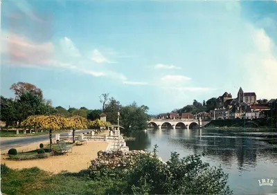 Le Blanc (Indre) — O Boulevard Chanzy e a Cidade Alta com o velho castelo e a igreja romana de Saint-Cyran — Edições IRIS