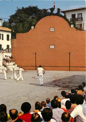 Jogo de pelota à mão nua no frontão de BIDART - Côte basque — Edições LAVIELLE SOPEA