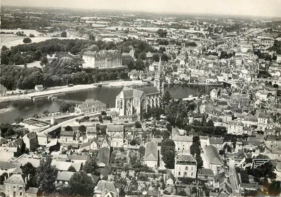 Sablé-sur-Sarthe — vista aérea — Igreja, castelo e a Sarthe — Éditions Gaby
