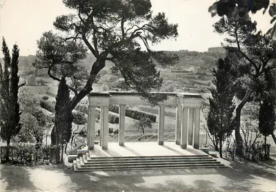 O Mont Cotton em Bagnols-sur-Cèze — vista panorâmica — Edições Lumière, Lyon