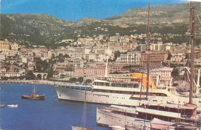 Mônaco - O Porto — vista do porto com iate e montanhas — editor Pelletier, número de série não visível