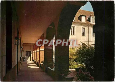 Ste-Colombe (Yonne) — O claustro — Antiga Abadia