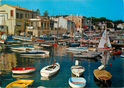 Porto de Saint-Cyr-les-Écques — vista de barcos e edifícios — Les Éditions Interdiction des Arts, n°13-105
