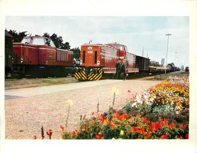 Dwie czerwone lokomotywy — Budapeszt — Wydawnictwo «La Vie du Rail»