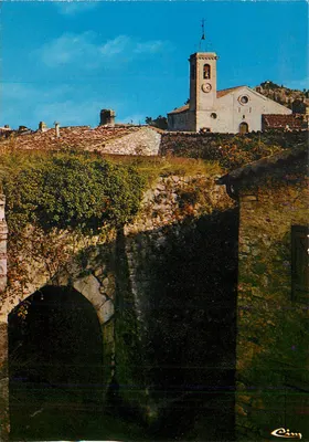 Ampus (Var) — A Igreja do Século XI e seu campanário — Combier Imprimeur Mâcon