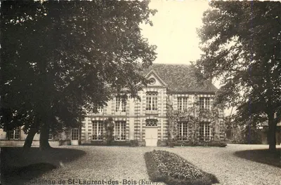 Castelo de St-Laurent-des-Bois (Eure) — vista do castelo cercado por árvores — editor não visível