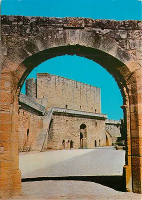 Aigues-Mortes e seus muros — A entrada da cidade — Edições SEPT, Nice