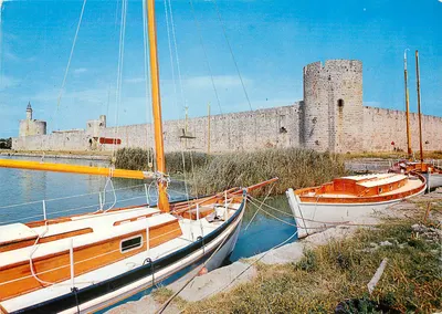 Aigues-Mortes (Gard) — Os muros da Cidade, com a Torre de Constance no fundo — Éditions Magenta, Lyon