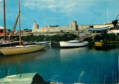 Aigues-Mortes (Gard) — Cidade Medieval — Vista de parte dos Muros e Torre de Constance — Combier