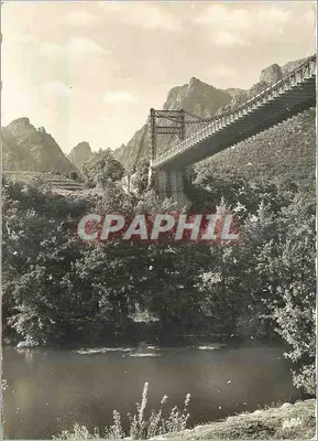Ponte suspensa de Tarassac — L'Orb sob a ponte suspensa ao pé do Mont Caroux (1093 m) — Sociedade das Cartas Postais APA