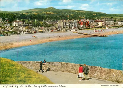 Cliff Walk, Bray, Co. Wicklow, mostrando Dublin Mountains, Irlanda — Foto colorida por John Hinde, F.R.P.S.