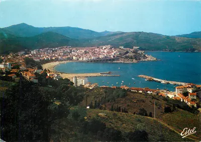 Banyuls-sur-Mer — vista do porto, da praia e da cidade dominada pelos Albères — Estel