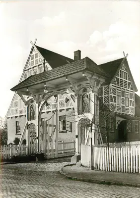 Jork - Altländer Tor — porta de entrada com edifícios em madeira aparente — Photohaus W. Hartmann, Jork