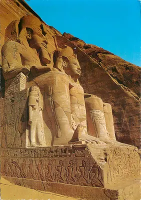 Abu Simbel — Estátuas de Ramsés diante do grande templo — Dar El Kita el Guedid
