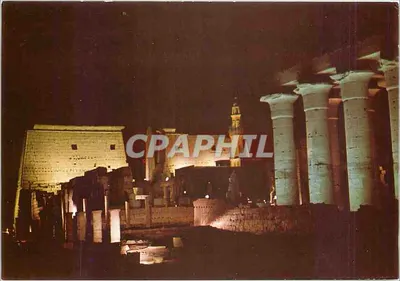Templo de Luxor: Pilar e Obelisco de Ramsés II iluminados à noite — Editor: Dar Al-Siyahia, n° 5116