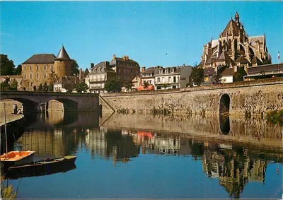 Mayenne — As Margens da Mayenne, a Igreja de Nossa Senhora e o Castelo — Edições ANDRÉ FRÈRES