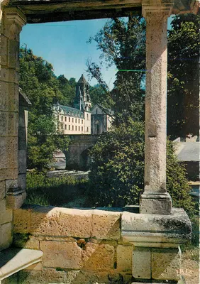 Brantôme (Dordogne) — A Antiga Abadia, a Igreja e o Conhecido Sintral Romano do Século XI — Éditions IRIS