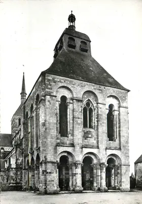 A Basílica de Saint-Benoît-sur-Loire — O pórtico da torre — Bulloz, Editora, Paris