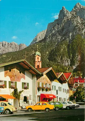 Mittenwald — widok wsi z kościołem i górami — E. Feldbauer