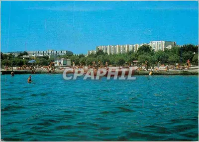 Praia do hotel Solaris em Šibenik — vista do mar e dos edifícios — IZDAVAČ « EJA »