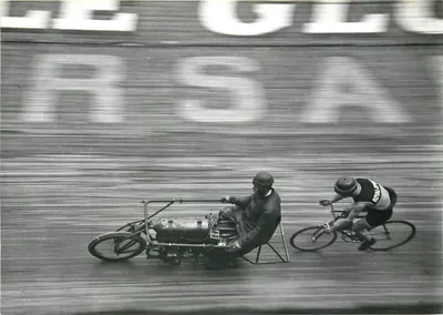Corrida de bicicleta no inverno — No velódromo de inverno na França — Edições de Arte DESOYE