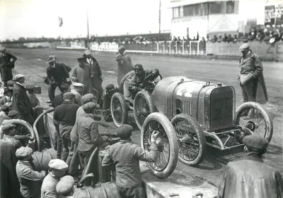 Troca de rodas no circuito de Dieppe — A Belle Époque — Edições de Arte J.-Jaurès