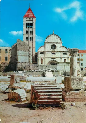 Fórum romano em Zadar — Ruínas antigas e igreja — editor Turistkomerc, Zagreb
