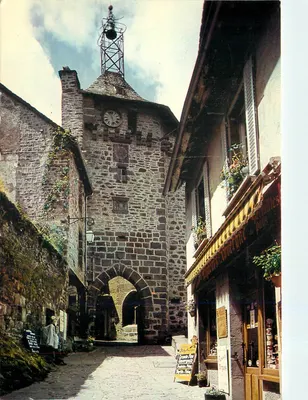 Salers (Cantal) — entrada da cidade alta com sino e relógio — IRIS, n° 150828