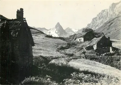 Vale da Agulha Negra — vista alpina com chalés e cume nevado — Edições EXPO-PHOTO B. Grange