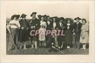 Gruppe von Personen in traditionellen Kleidern