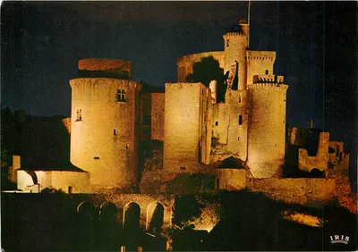 Castelo-forte de Bonaguil — vista à noite — editor IRIS