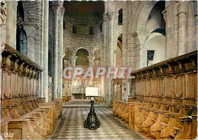 Chambon-sur-Voueize — A igreja romana dos séculos XI-XII, vista sobre o transepto e o coro, bancos do século XVII — Éditions Limoges