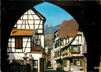 Ribeauvillé (Haut-Rhin) — Casas pitorescas e castelo Saint-Ulrich vistos a partir da abóbada dos Bouchers — Éditions d'Art Cigri, n° 68.269.112