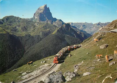 Mały pociąg w kierunku Jeziora Artouste — Wysokość Pic du Midi d'Ossau 2877 m — Wydawnictwo ARTPYR