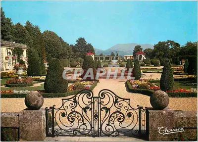 Jardins de Cambo - Arnaga — vista do parque com fonte e trilhas — Edições Chouand