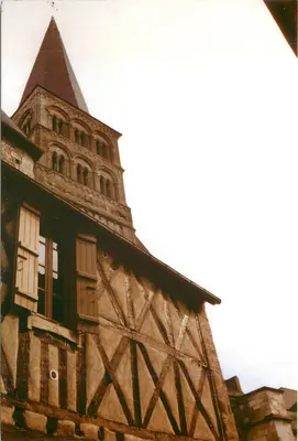 La Charité-sur-Loire (Nièvre) — O campanário Ste-Croix (primeira metade do século XII) com uma casa medieval da rue des Chapelains — Editor Ph. Tardy