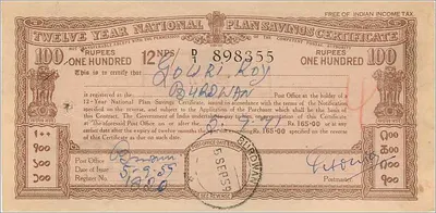 Nationale deposito-certificaat van 12 jaar — 100 roepie — uitgegeven door India — ontvanger Gouri Roy — poststempel en watermerk van het postkantoor van Dhanwan — Achterkant