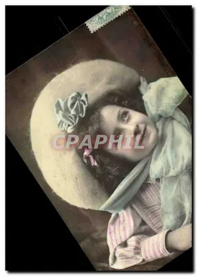 Joven mujer con sombrero de ala ancha — editor no visible — número de serie no visible