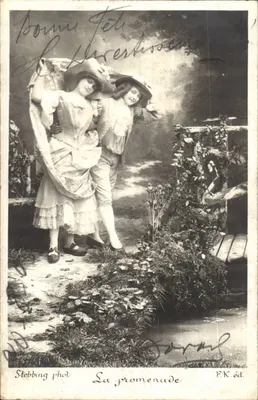 Duas jovens mulheres em passeio — A passeio — Fotografia de Stebbing — F.K.éd.