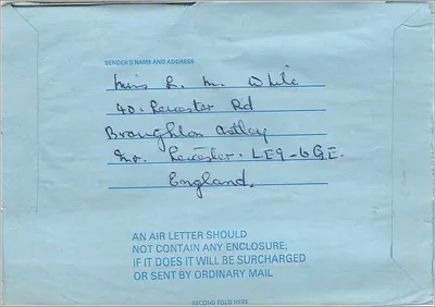 Luftpost — 9d. Flugzeugstempel — gesendet von Broughton Astley, England nach Concord, Massachusetts, Vereinigte Staaten — Rückseite