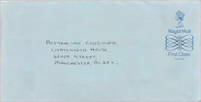Envelope First Class Royal Mail — destinado ao Consulado Australiano em Manchester — com selo 1£