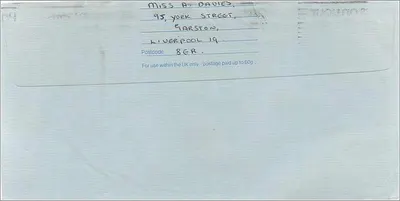 Blaue Ansichtskarte — 1£ Royal Mail-Stempel — an das australische Konsulat in Manchester adressiert — Rückseite