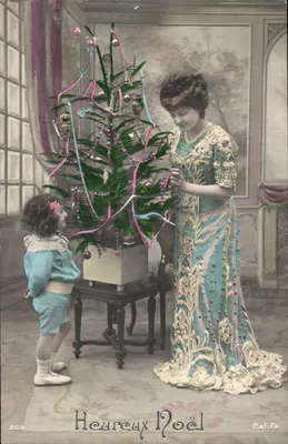 Mulher e criança diante de um pinheiro de Natal — CaliPe, n° 269