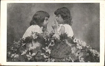 Dos jóvenes chicas — retrato de estudio — E.P. (Editor París)