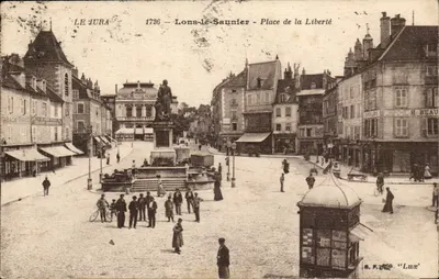 Lons-le-Saunier - Praça da Liberdade — vista da praça com estátua e comércios — editor B.F. Lux, n° 1726