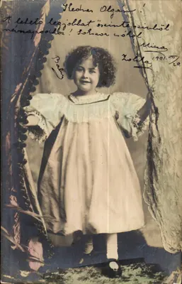 Niña con vestido de volantes — estudio fotográfico — editor Balusz, n°20