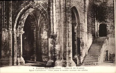 Abadia de Flaran — Pilares romanos e escada levando às celas — Foto C. Bibian, Auch