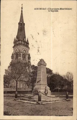 Archiac (Charente-Maritime) — A Igreja com monumento comemorativo — Editor: Cell Hustié